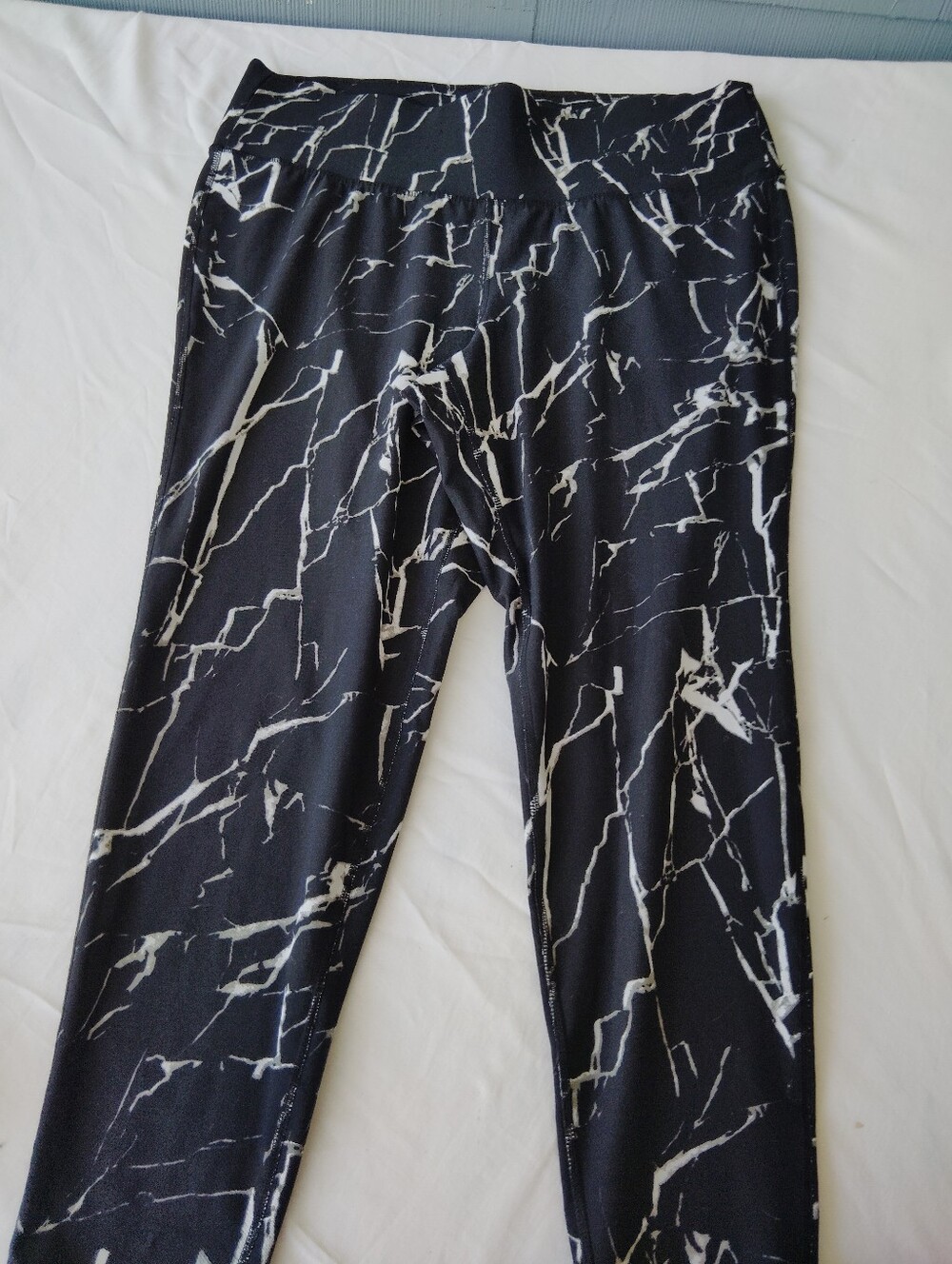 Livi Women's Black Marble Print Active Leggings 18/20